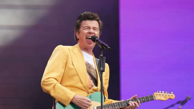 Popstar, Internet-Kultfigur und Rocker: Rick Astley wird 60