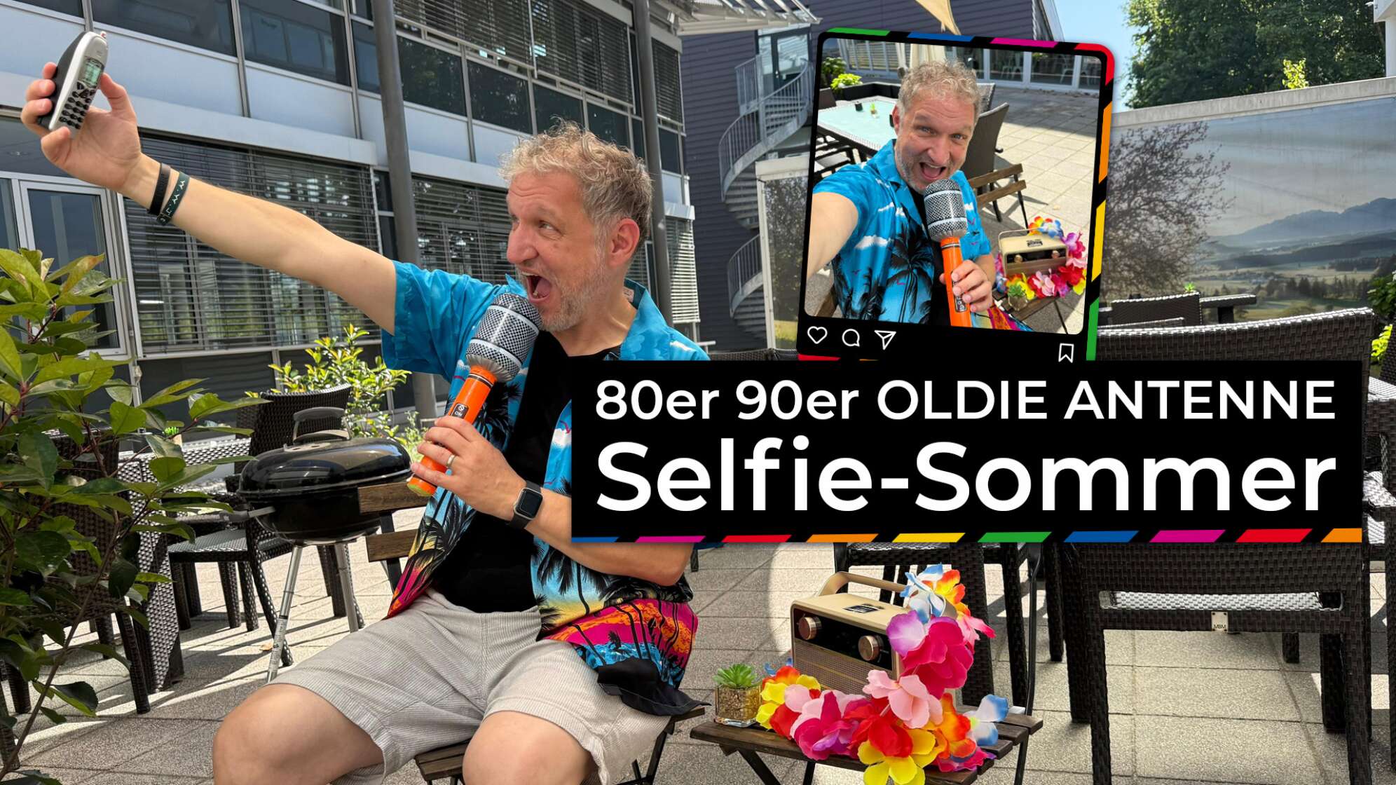 Werbegrafik „80er 90er OLDIE ANTENNE Selfie-Sommer“: Moderator in bunter Hawaii-Hemd-Tracht sitzt auf der Sonnenterrasse einer Radiostation, hält ein Mikrofon und macht mit einem alten Handy ein Selfie, daneben Retro-Radio und bunte Blumenketten – Sommeraktion des Radiosenders OLDIE ANTENNE aus Bayern, bei der Hörer Selfies teilen können.