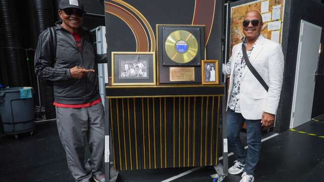 Funkelnder Handschuh rührt Jackson-Brüder bei Hamburg-Besuch