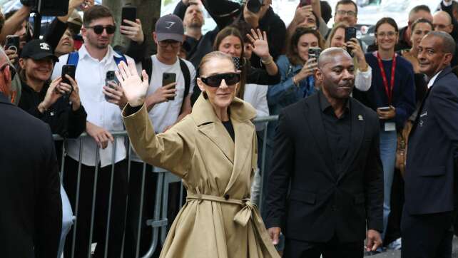 Vor Comeback: Jubelnde Fans begrüßen Céline Dion in Paris