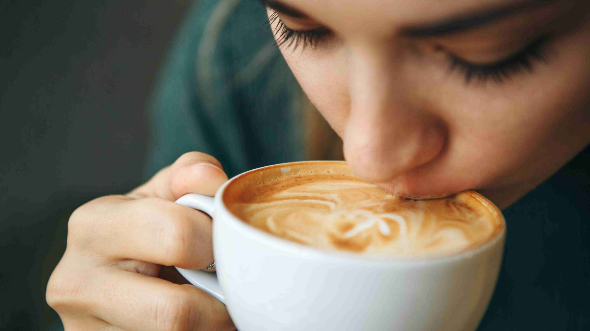 Frau trinkt Kaffee