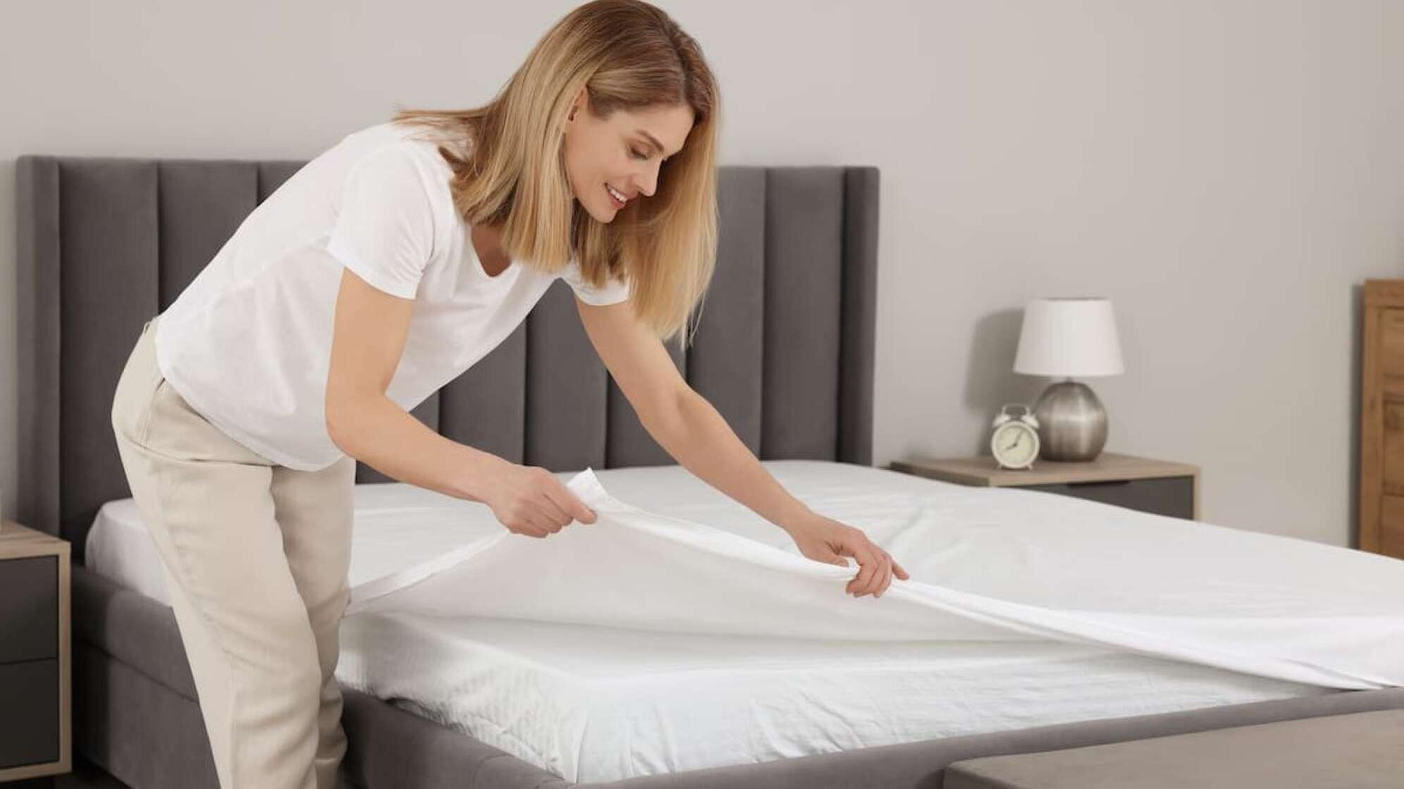Frau bezieht ihr Bett