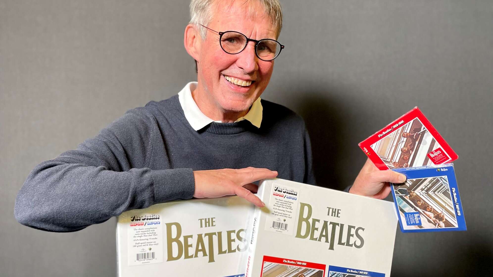 Victor Worms zeigt CDs und Vinyl von den Beatles