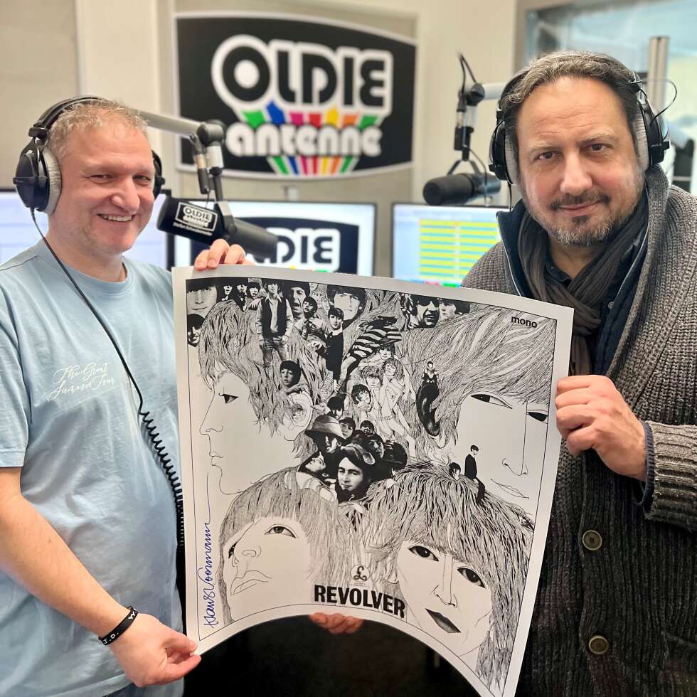 Stefan Schwabeneder und Alex Gernandt zeigen den handsignierten Siebdruck von Klaus Voormann