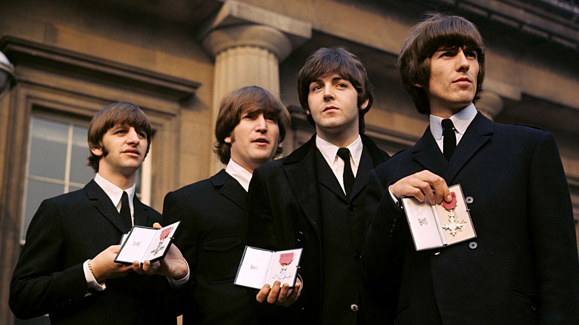Die Beatles 1965 zeigen eine Auszeichnung