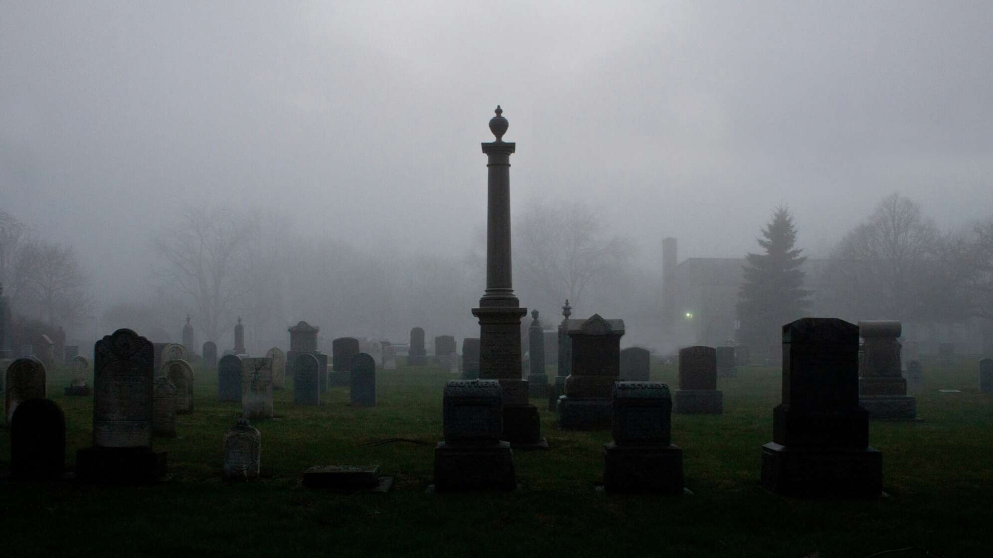 Blick über einen düsteren Friedhof