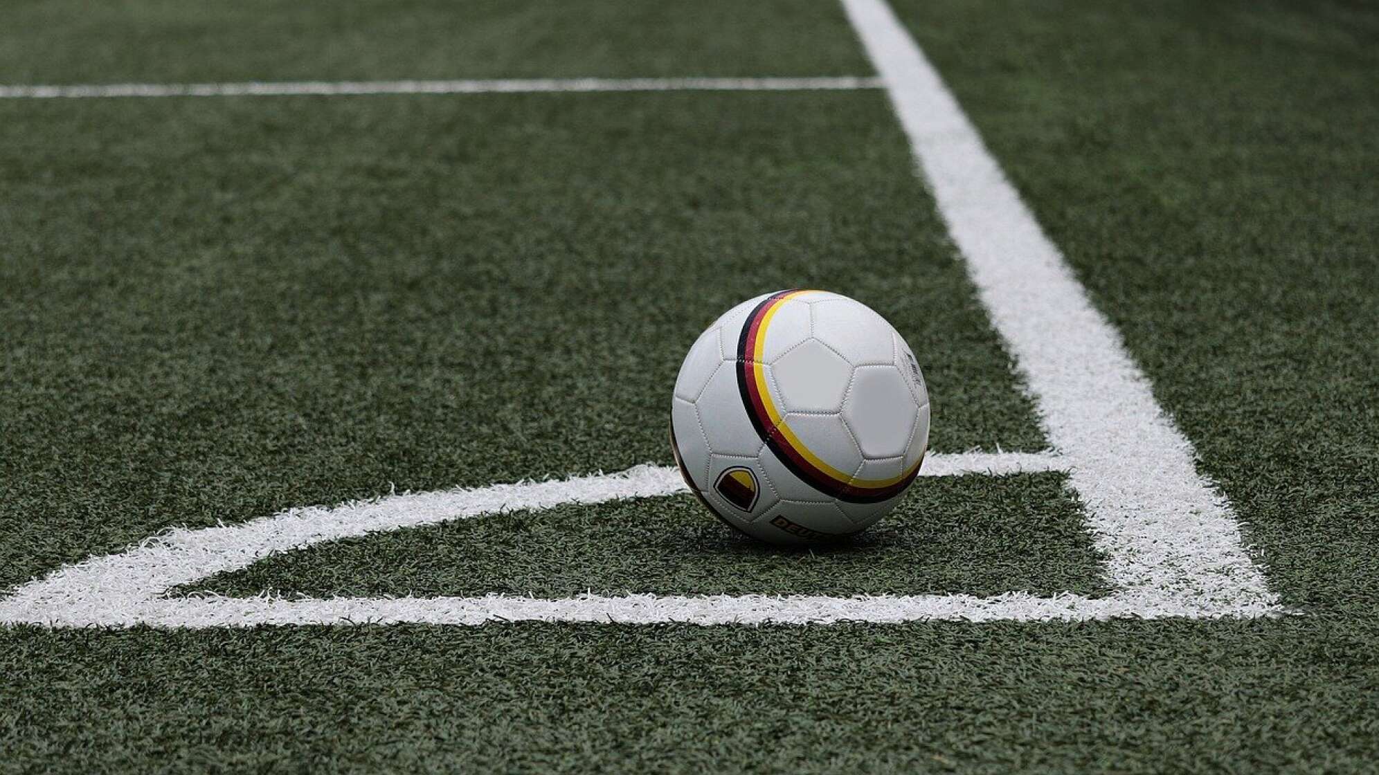 Ein Fußball in einer Ecke