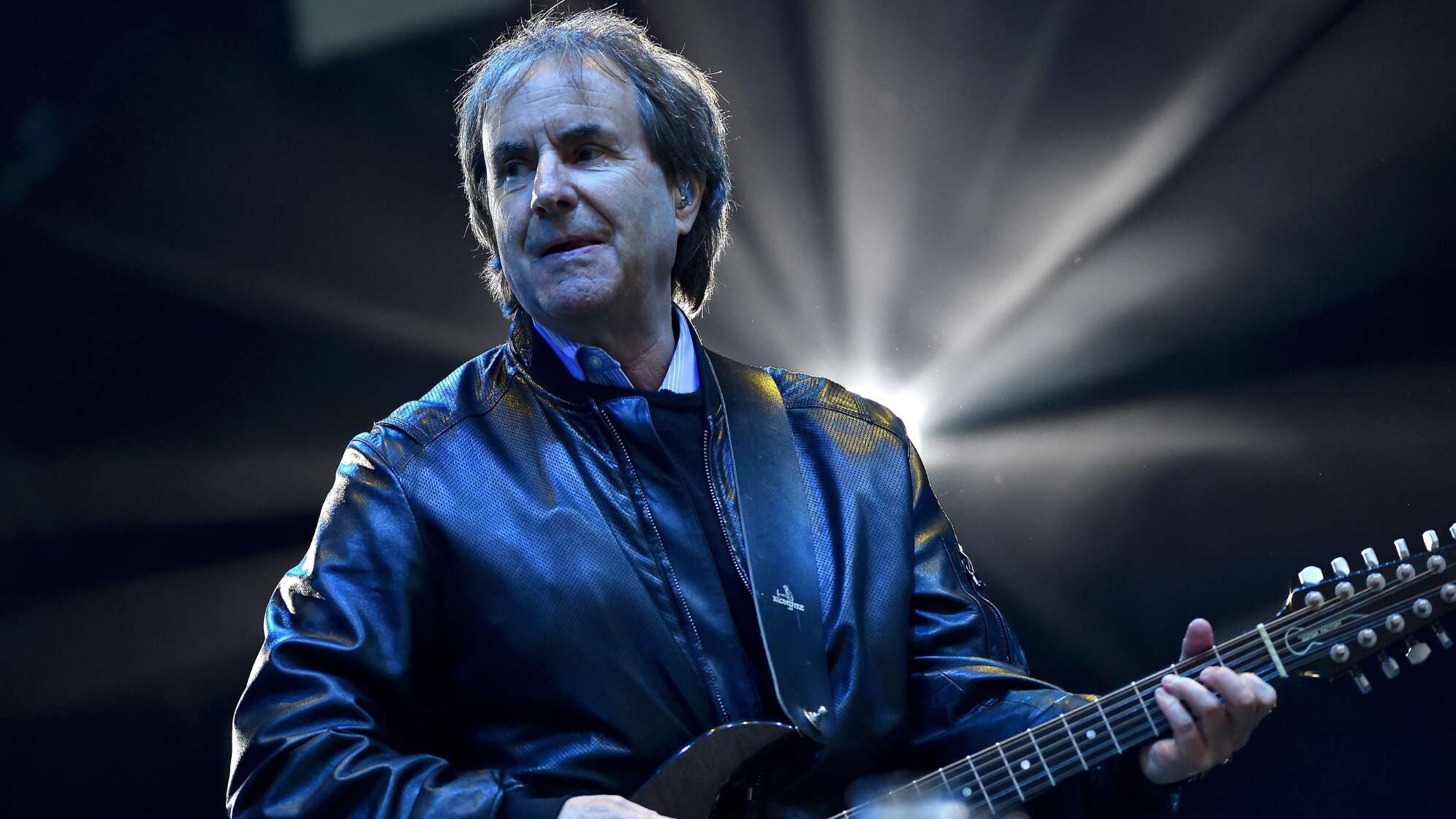Chris de Burgh in schwarzer Lederjacke auf der Bühne